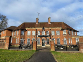 Wendover Arms Hotel  Хай Вайкоумб